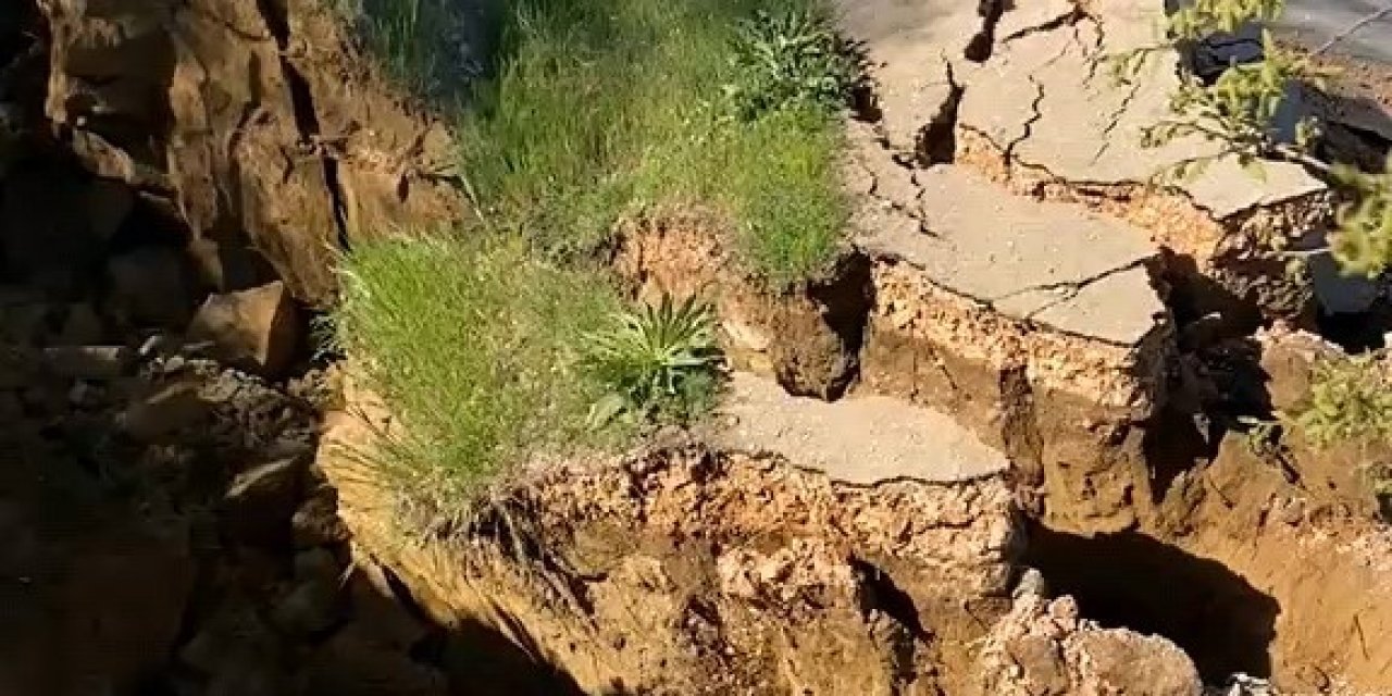 Heyelan yolu parçalara ayırdı