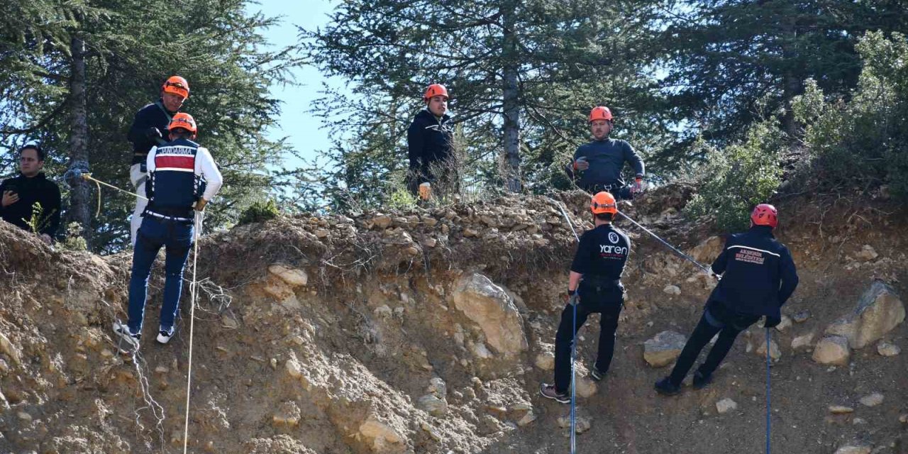 İplerle Hayata Tutundular: Akşehir Kayalıklarında Can Pazarı!