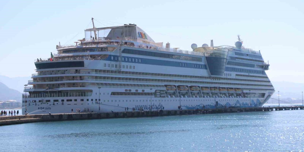 Alanya'da Dev Misafir: Aida Stella Limana Demir Attı!