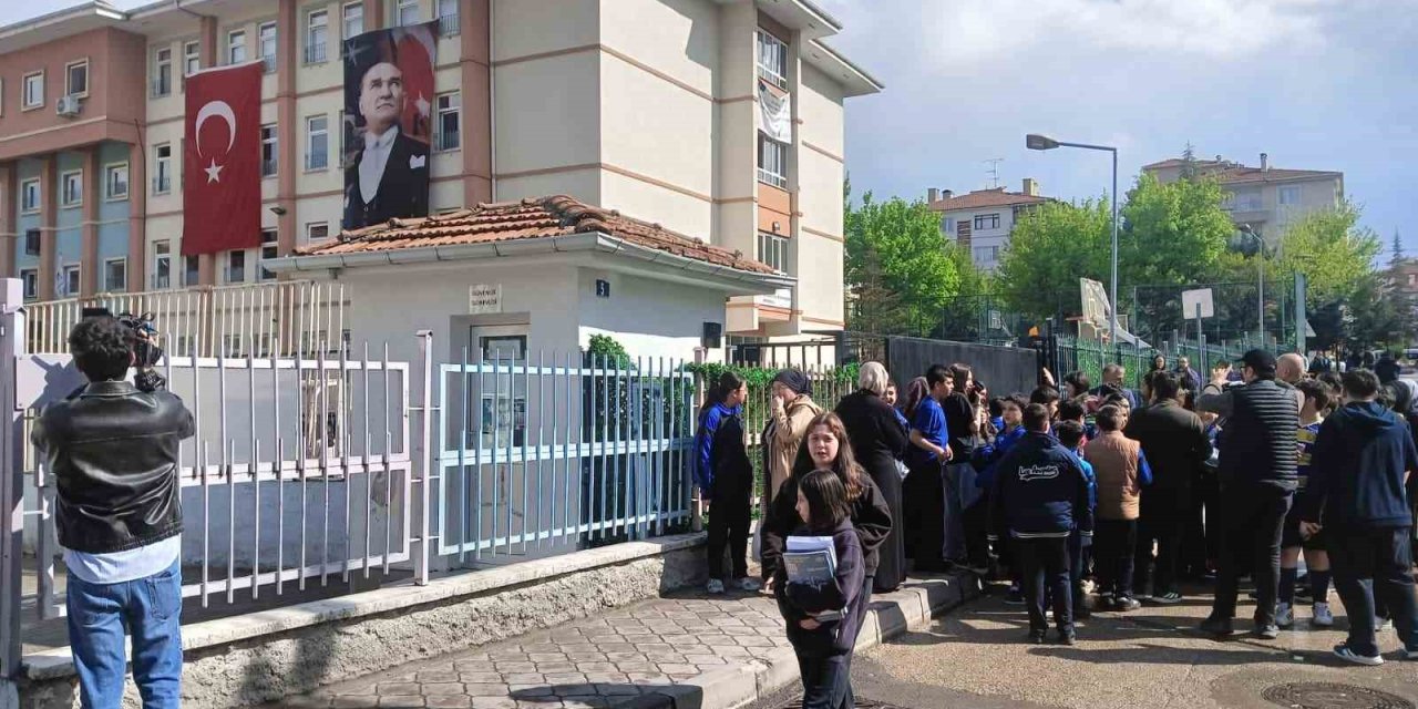 Okulda Silah Paniği: Çantalar Yasaklandı, Şeffaf Poşet Dönemi Başladı!