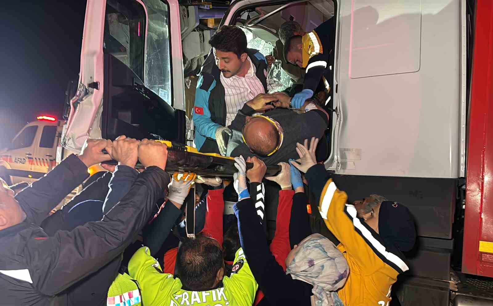 Aksaray’da feci kaza: Sürücü kabinde sıkıştı