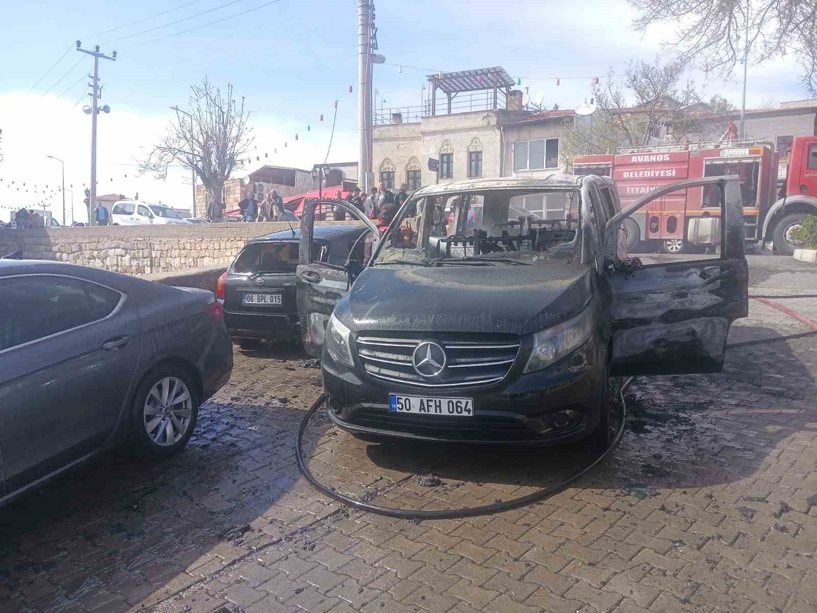 Lüks minibüs kendiyle birlikte 2 aracı yaktı