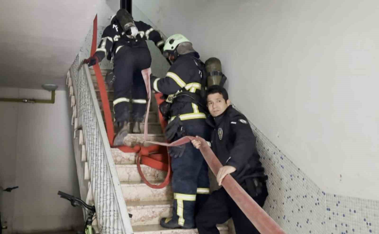 Aksaray'da zamanla yarış! Alevle dışardan dumanla içeriden mücadele