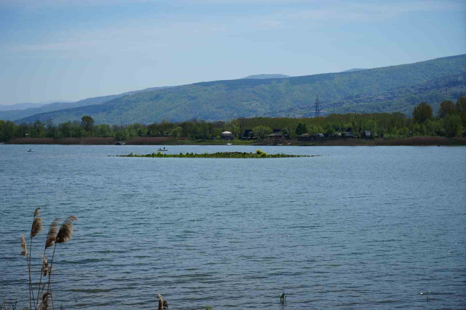Göl ortasında gizemli ada