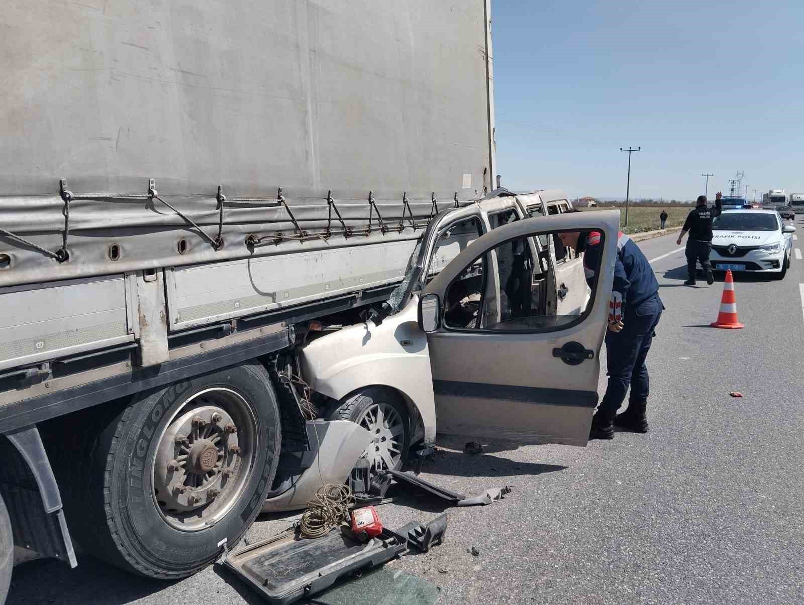 Karaman’da tırın dorsesine ok gibi saplandı