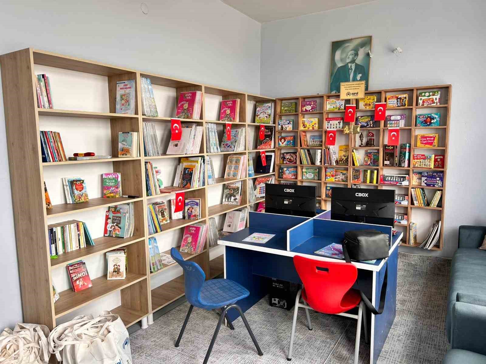 Ankara'da gazetecilerden köy okuluna kütüphane