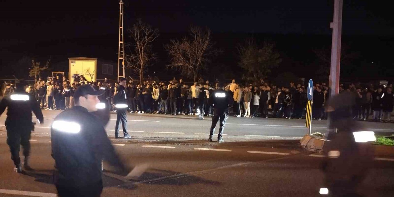 Samandıra'da Gece Yarısı İsyanı: Fenerbahçe Taraftarı Tesisleri Kuşattı!