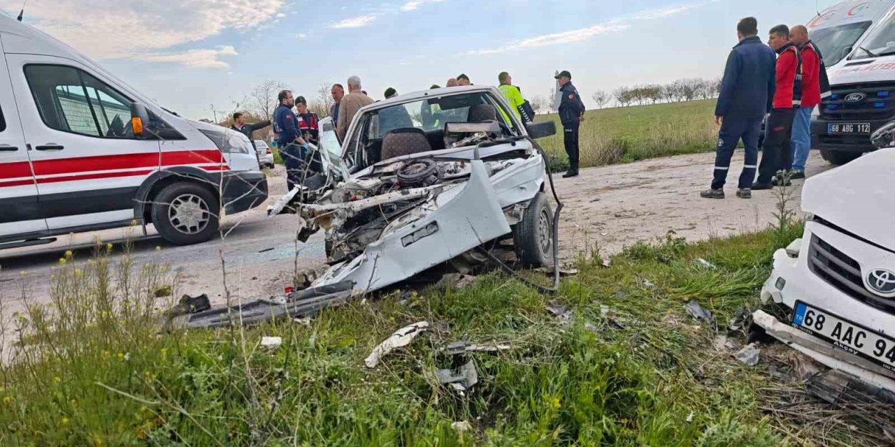 Kafa Kafaya Çarpıştılar: Konya Yolunda Sürücü Araçta Sıkıştı!