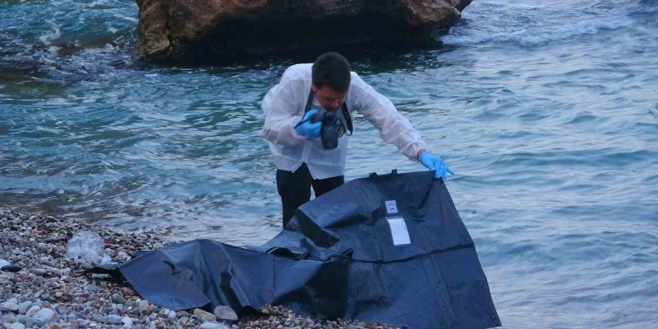 Kot ve atletle denize giren genç boğuldu