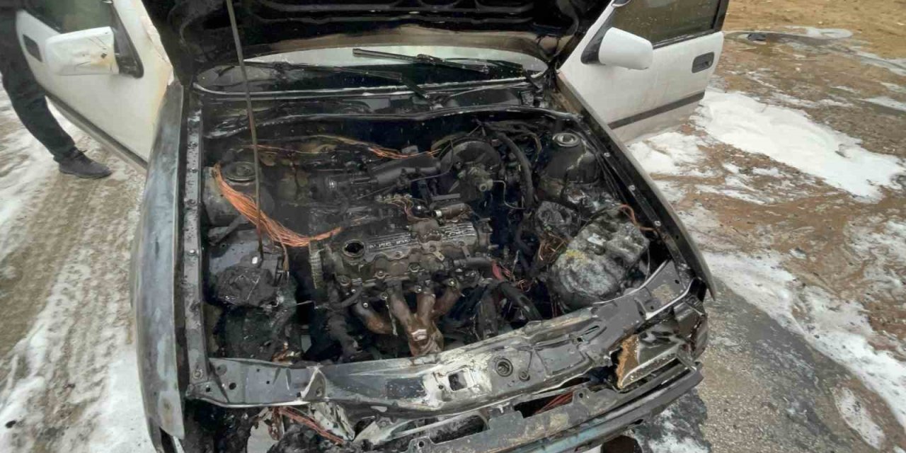 Otomobilini çalıştırmak istedi, bir anda dumanlar yükseldi