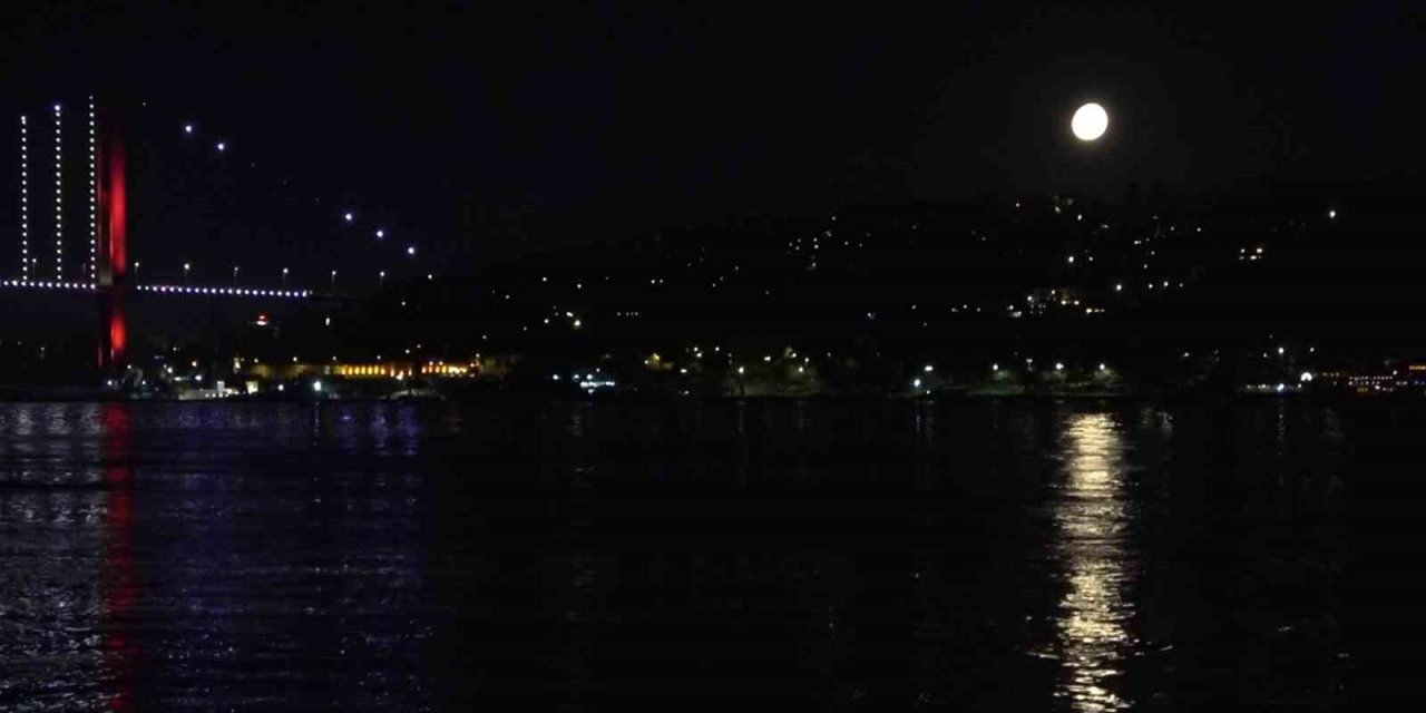 İstanbul Boğazı’nda yakamoz manzarası