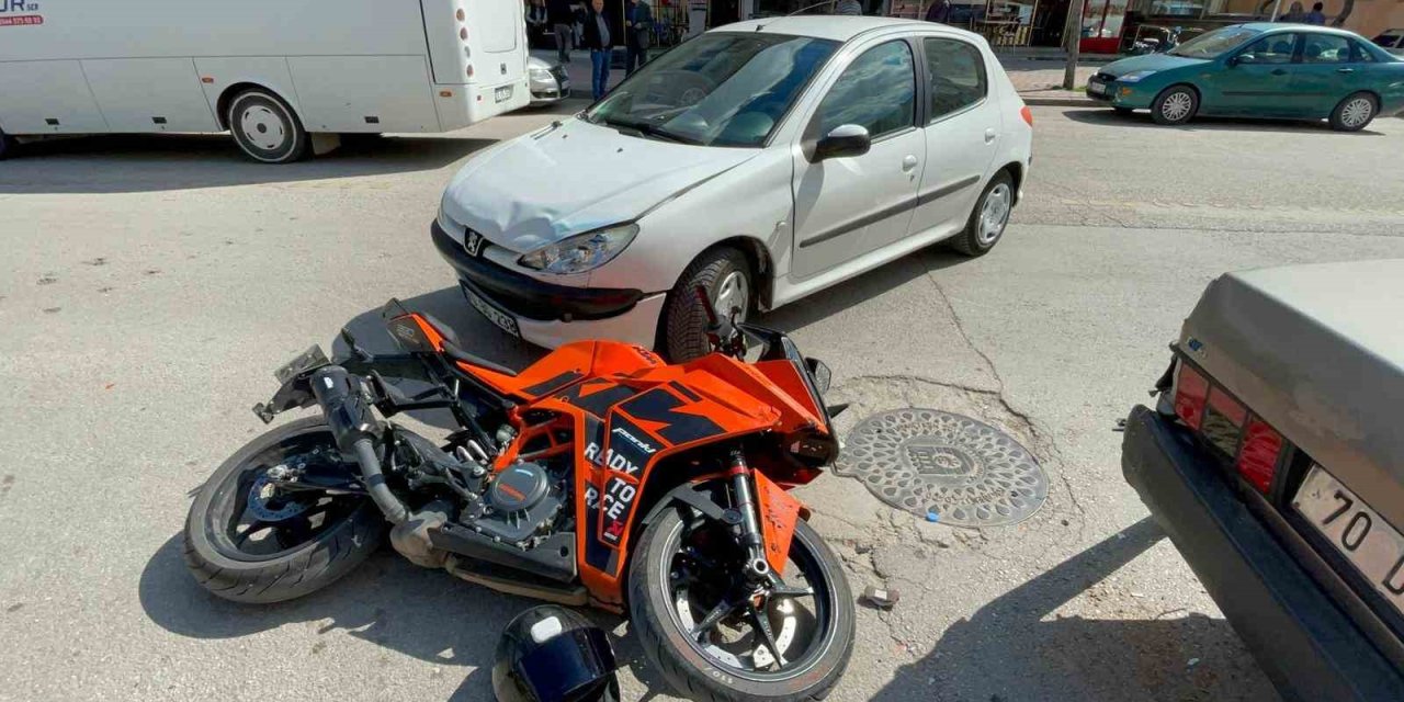 Motosikletin otomobille çarpıştığı kaza kamerada