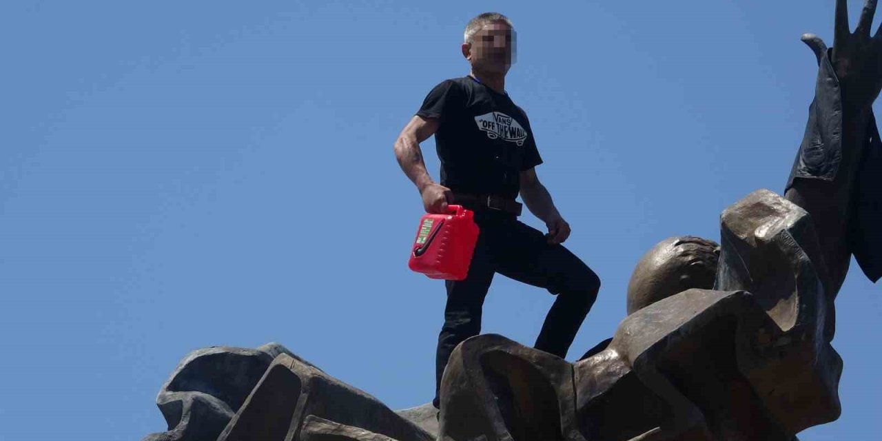Antalya'da Hareketli Dakikalar: Anıtın Üzerine Çıkan Şahıs Ekipleri Alarma Geçirdi