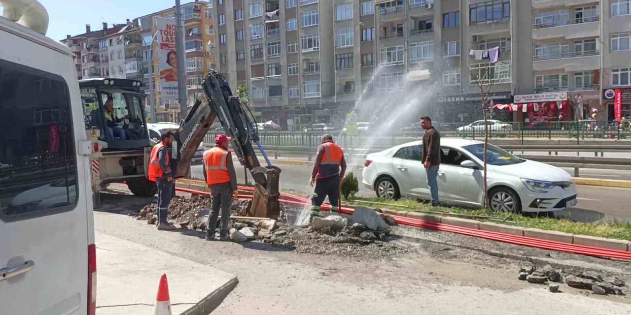 Altyapı çalışmasında su borusu patladı, tazyikli su caddeyi bastı