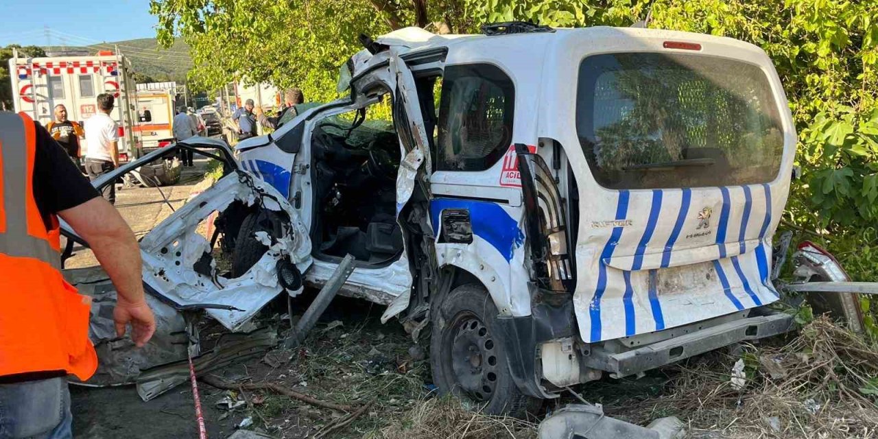 Freni boşalan tır 10 araca çarptı: 1’i polis 3 kişi hayatını kaybetti