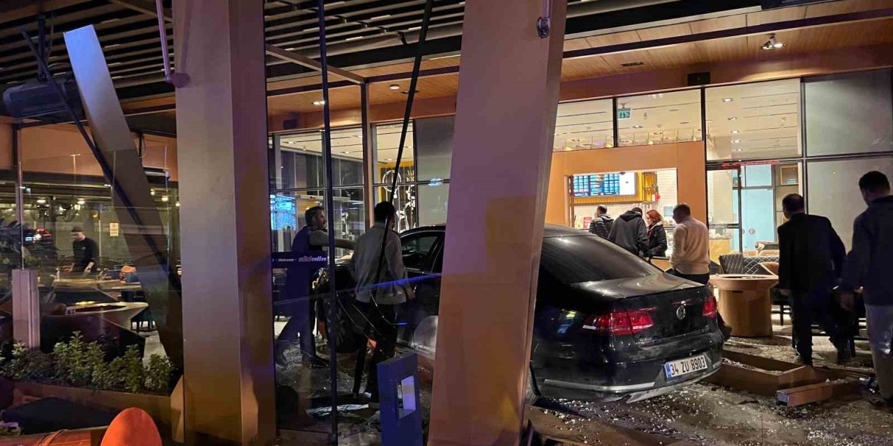Kafede oturan 5 kişiye otomobil çarptı
