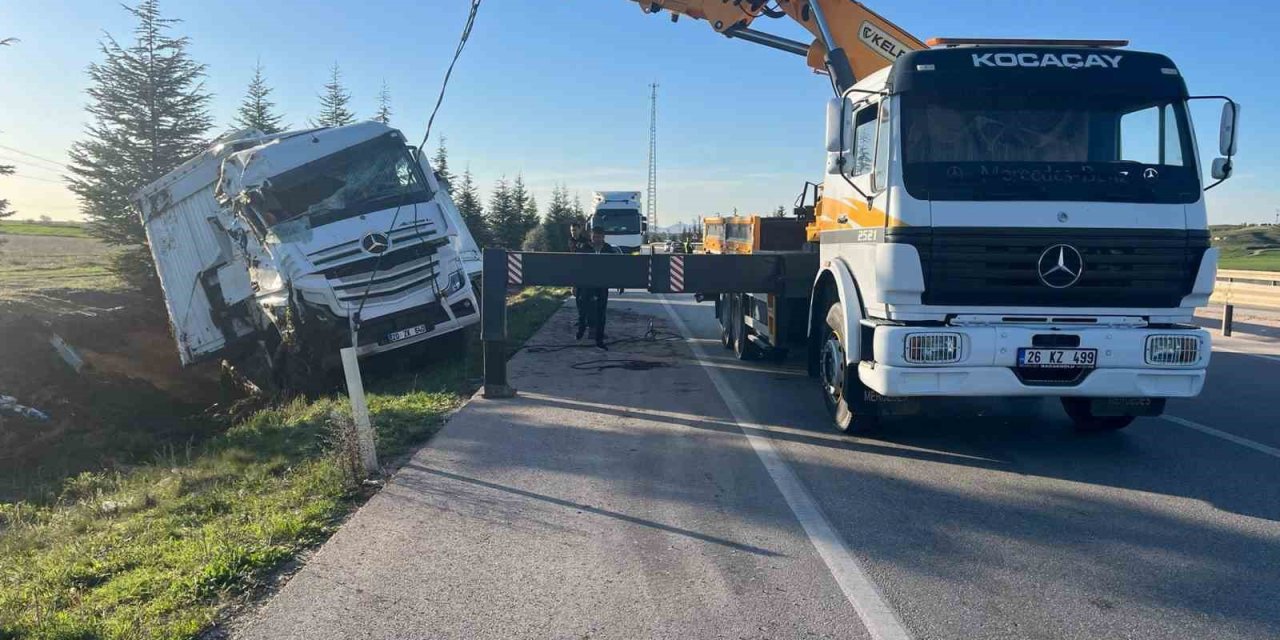 Ev eşyası yüklü tır şarampole devrildi