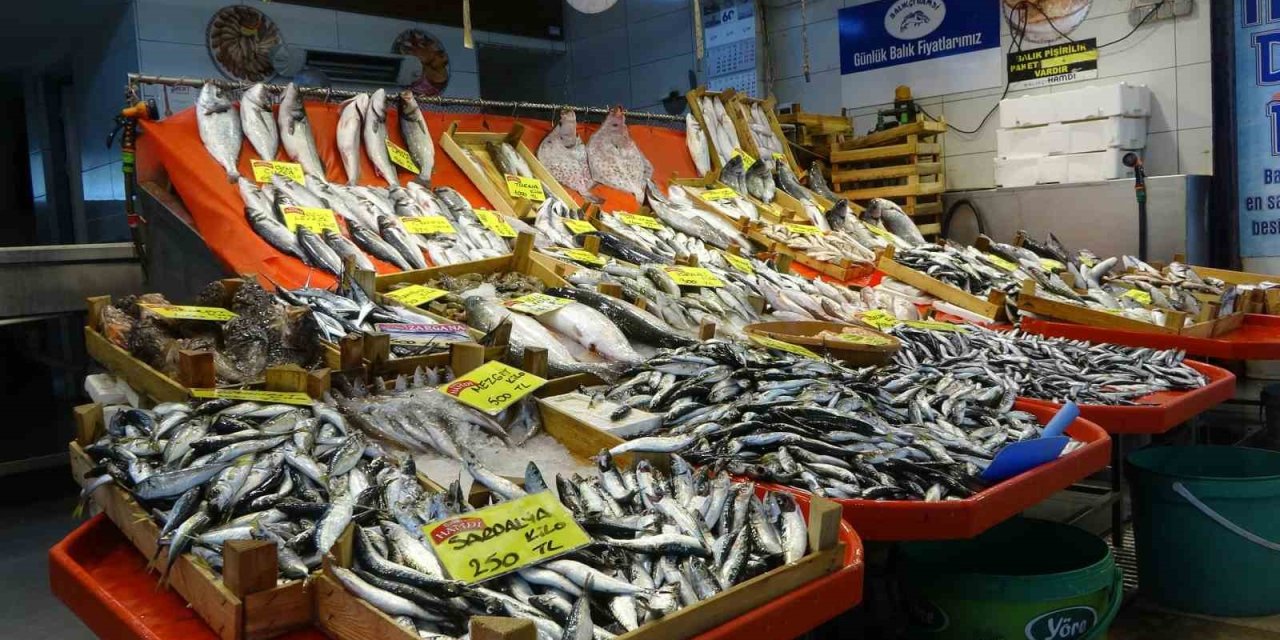 Balık tezgahları kış aylarını aratmıyor