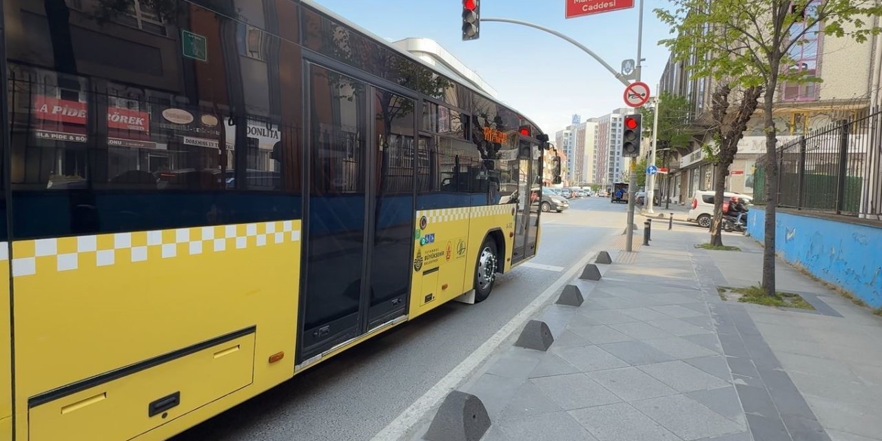 Kırmızı ışık ihlali yapan otobüs çocuğu altına aldı