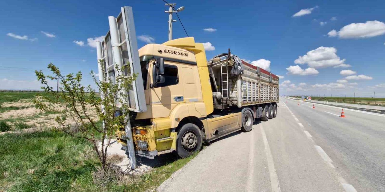 Sürücüsü fenalaşan tır reklam tabelasına çarptı