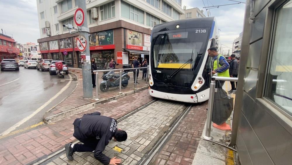 Antalya'da tramvay seferleri durdu! Cep telefonundan kedi sesi açtılar