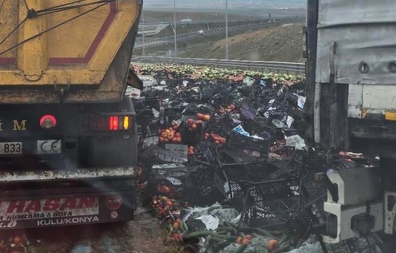 Konya’da meyve ve sebze yüklü tır bariyerlere çarptı: 1 yaralı