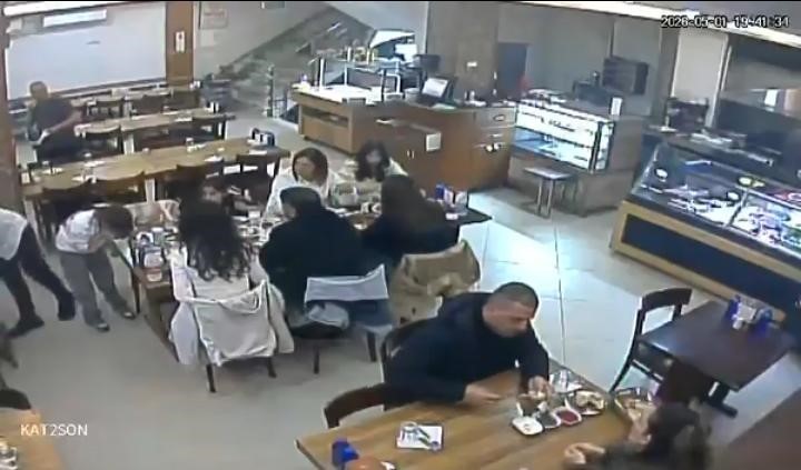 Nefes borusuna yemek kaçan küçük kızı heimlich bilen kahraman garson kurtardı