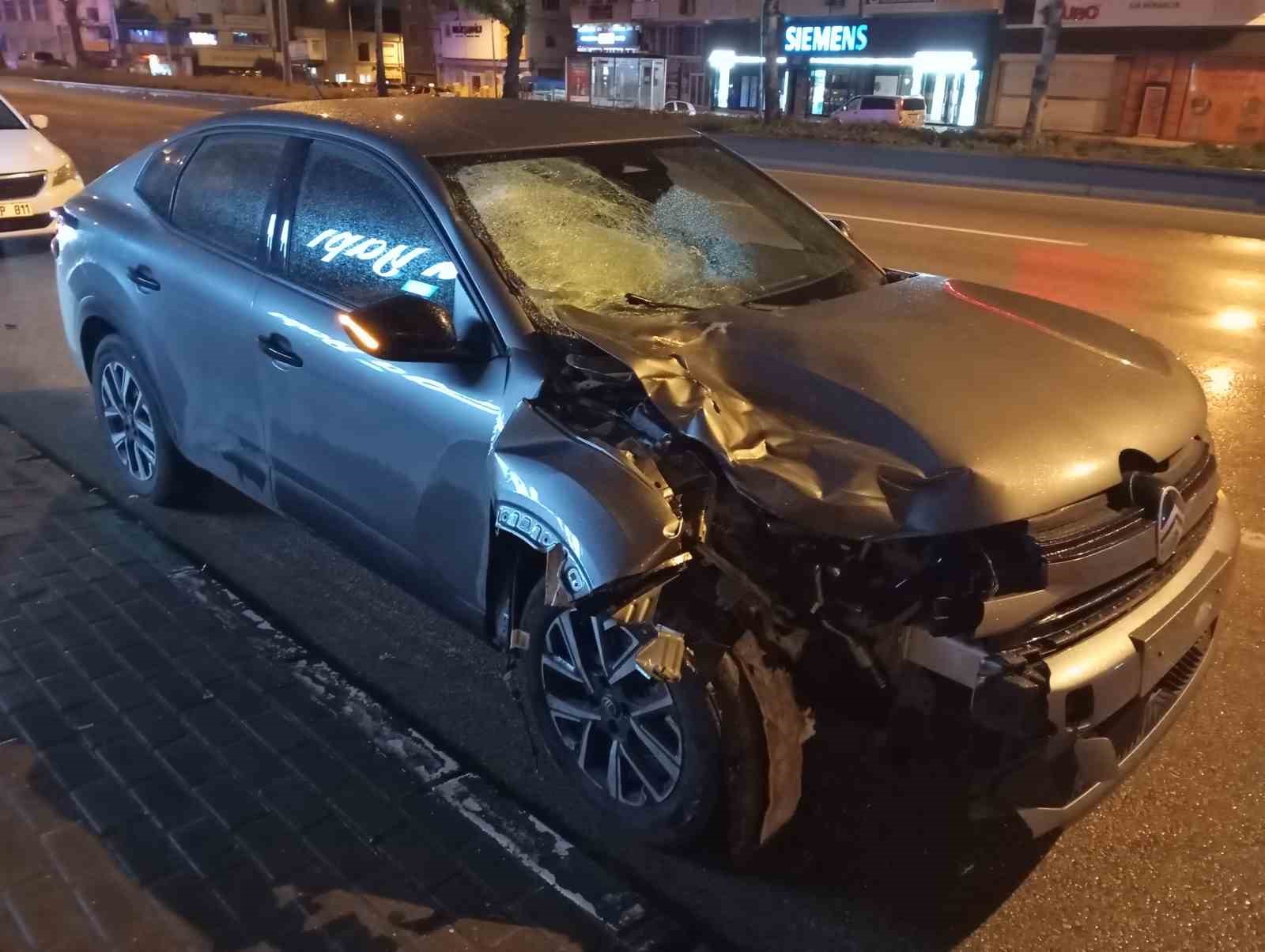 Yayaya çarpan araç bu hale geldi! Sürücü kaçtı