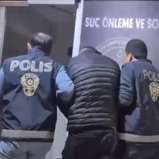 50 yıl hapisle aranıyordu gardıropta yakalandı