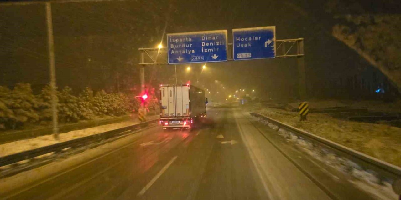 Afyonkarahisar Beyaza Teslim! 3 İlçede Eğitime Kar Engeli