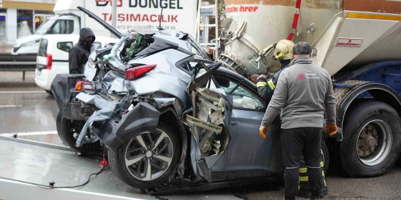 Otomobilin iki tırın arasına sıkıştığı feci kaza kamerada