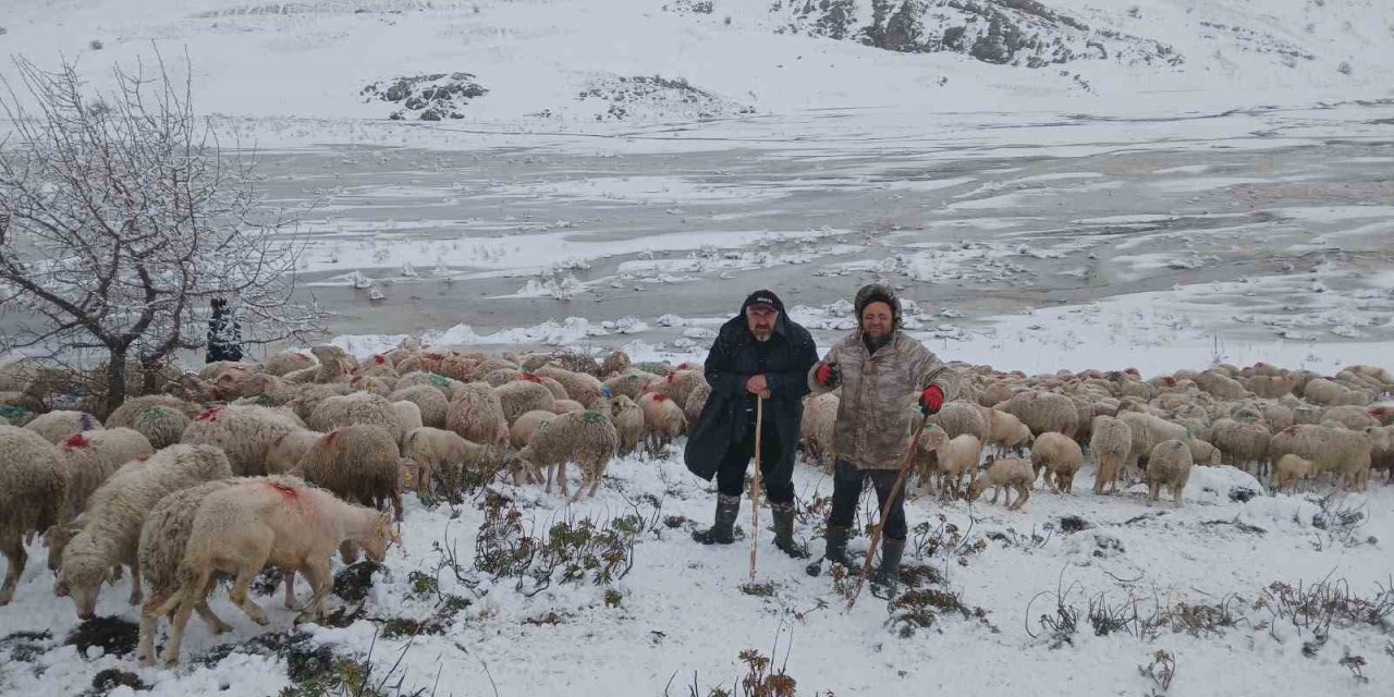 Önce tipi sonra heyelan! Çobanlar mahsur kaldı