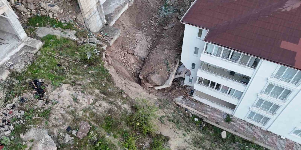 Çöken istinat duvarı evlerin içine girdi: 10 ev tahliye edildi