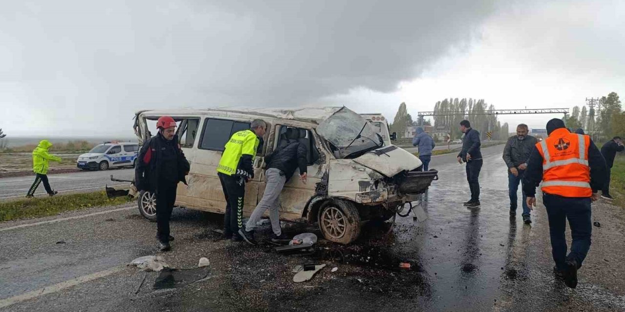 Konya'da Korkutan Kaza: Kontrolden Çıkan Minibüs Yan Yattı