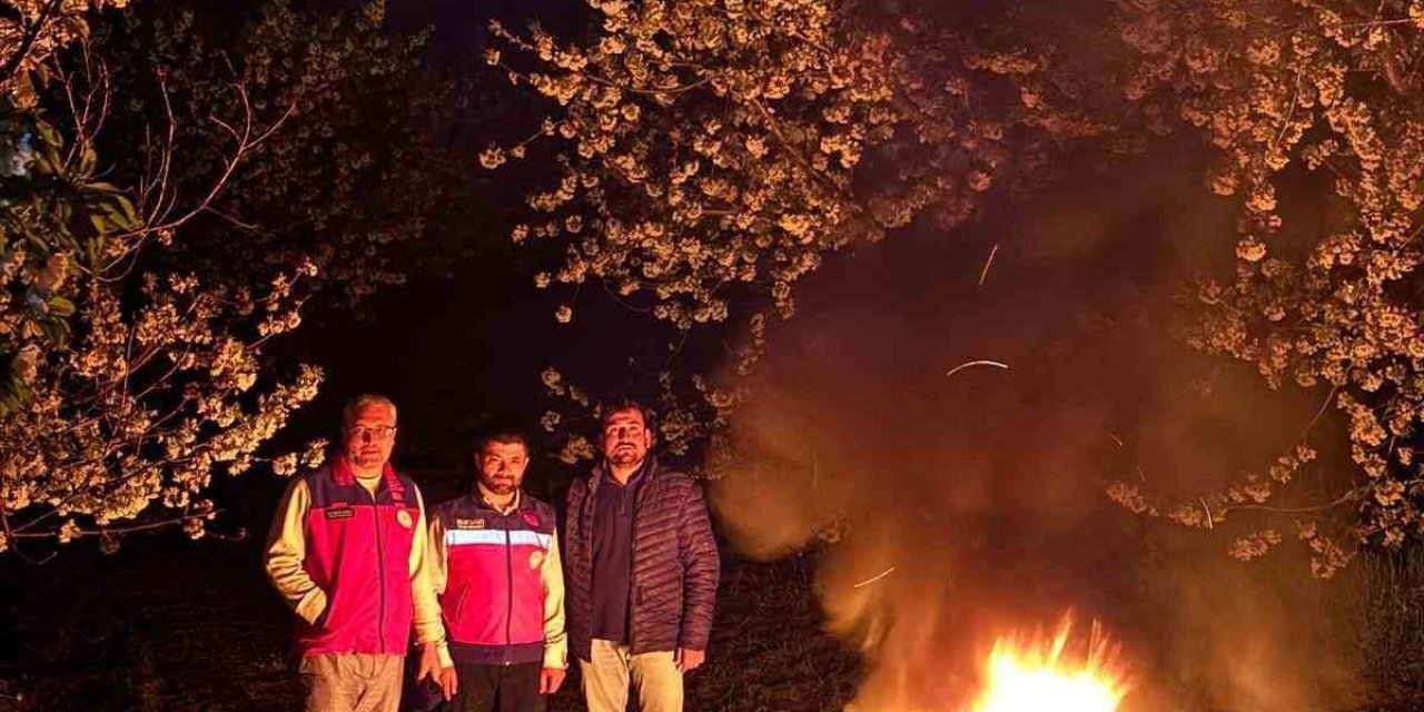 Afyonkarahisar'da Gece Yarısı Mesaisi: Meyve Bahçelerinde Ateşler Yakıldı
