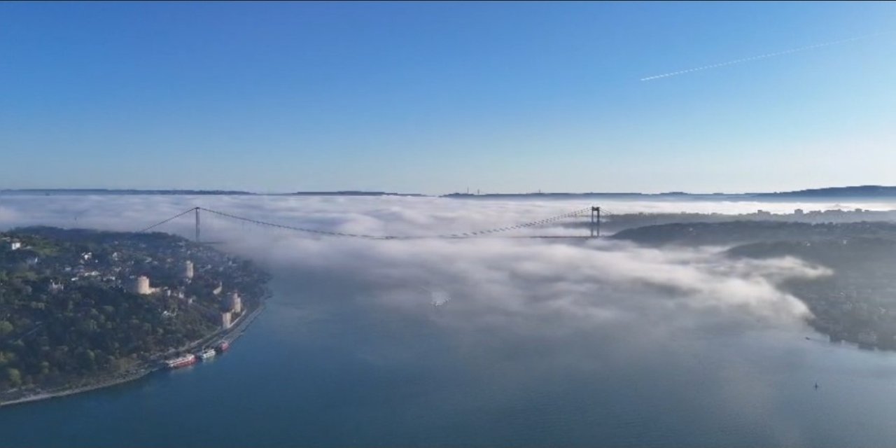 İstanbul Boğazı siste kayboldu