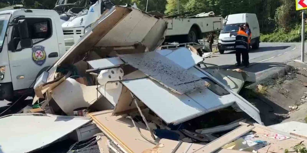 Ölüm Virajı: Karavan Bariyerlere Ok Gibi Saplandı!