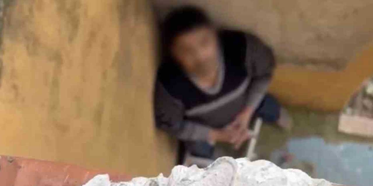 Saklandığı çatıdan polisi izlerken yakalandı