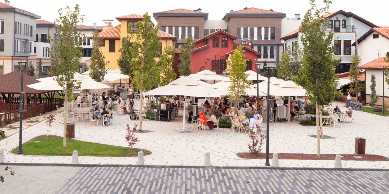 Tarih ve Modernizm Avluda Buluştu: Suriçi Avlu Kafe Sezonu Açtı