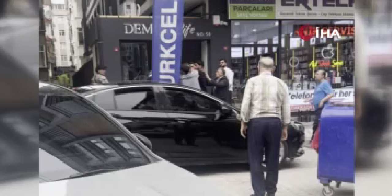 Kavgayı Bitiren Sıra Dışı Yöntem: Ayıramayınca Kucaklayıp Uzaklaştırdılar