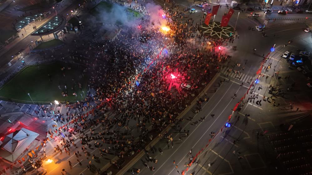 Kayseri’de Tuhaf Gece: Şehrin Takımı Vedada, Şampiyon Taraftar Bayramda!