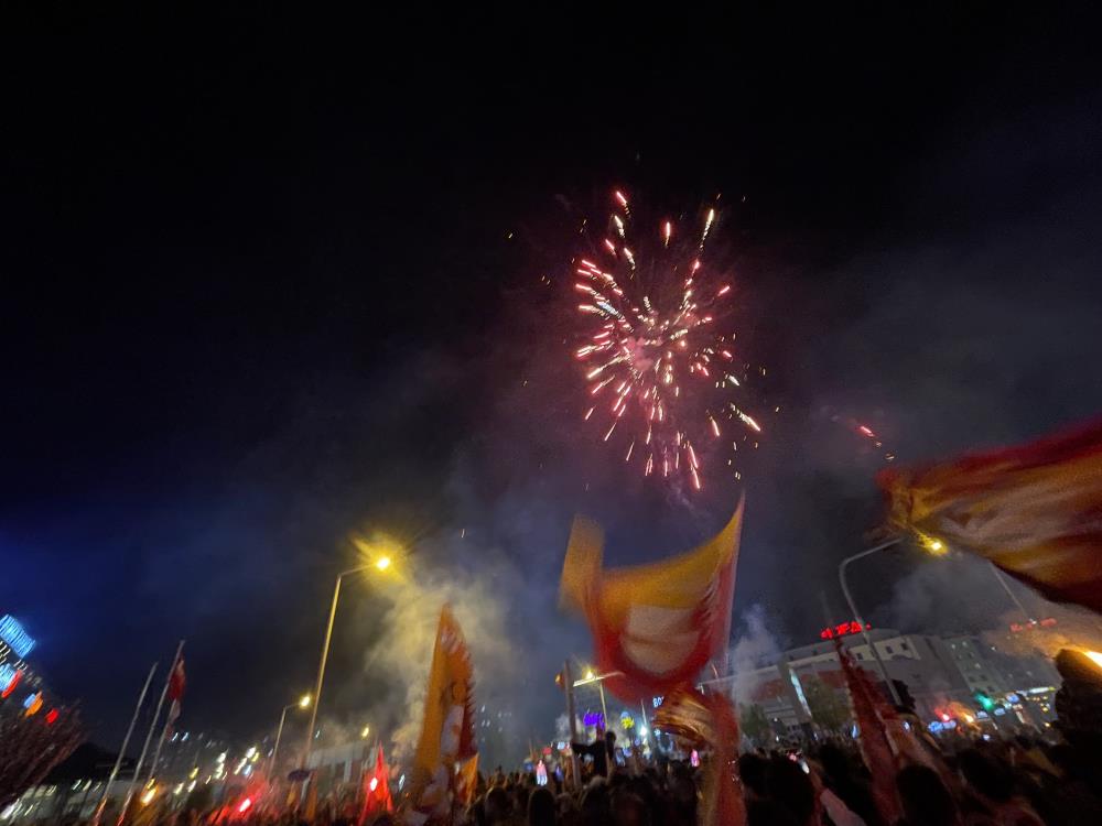 Konya’da Şampiyonluk Gecesi: Bosna Hersek Mahallesi Sarı-Kırmızıya Büründü!