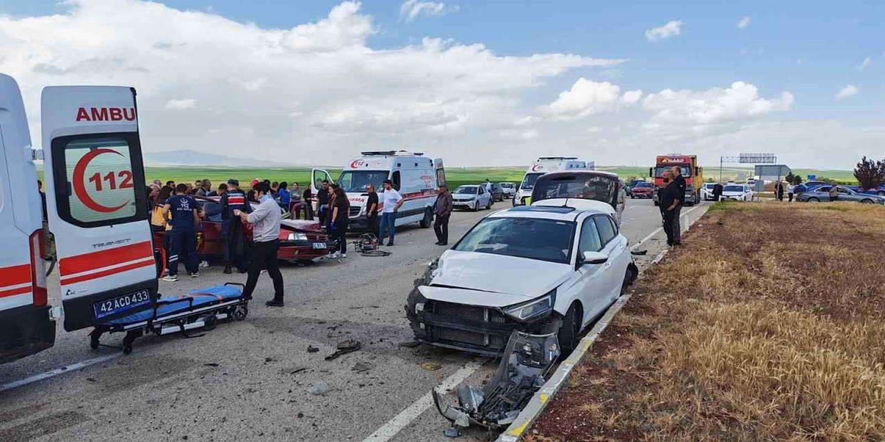 Kavşakta Facianın Eşiğinden Dönüldü: 2 Araç Hurdaya Döndü