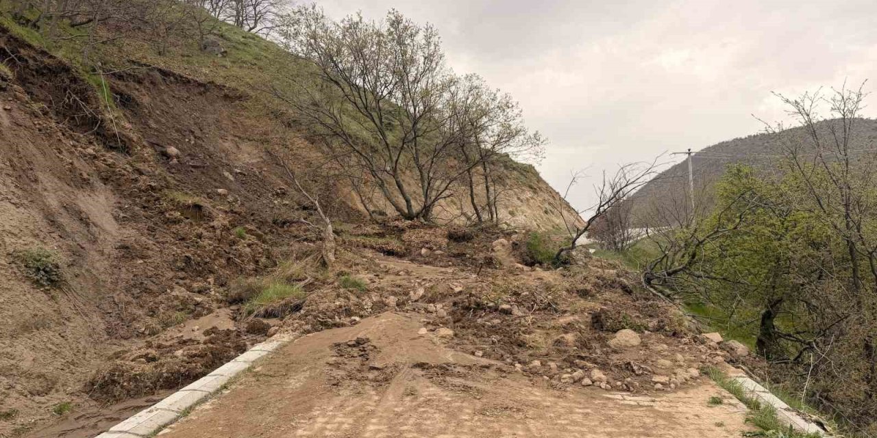 Afyon’da doğa alarm verdi: Yedikapı yolu toprak altında kaldı