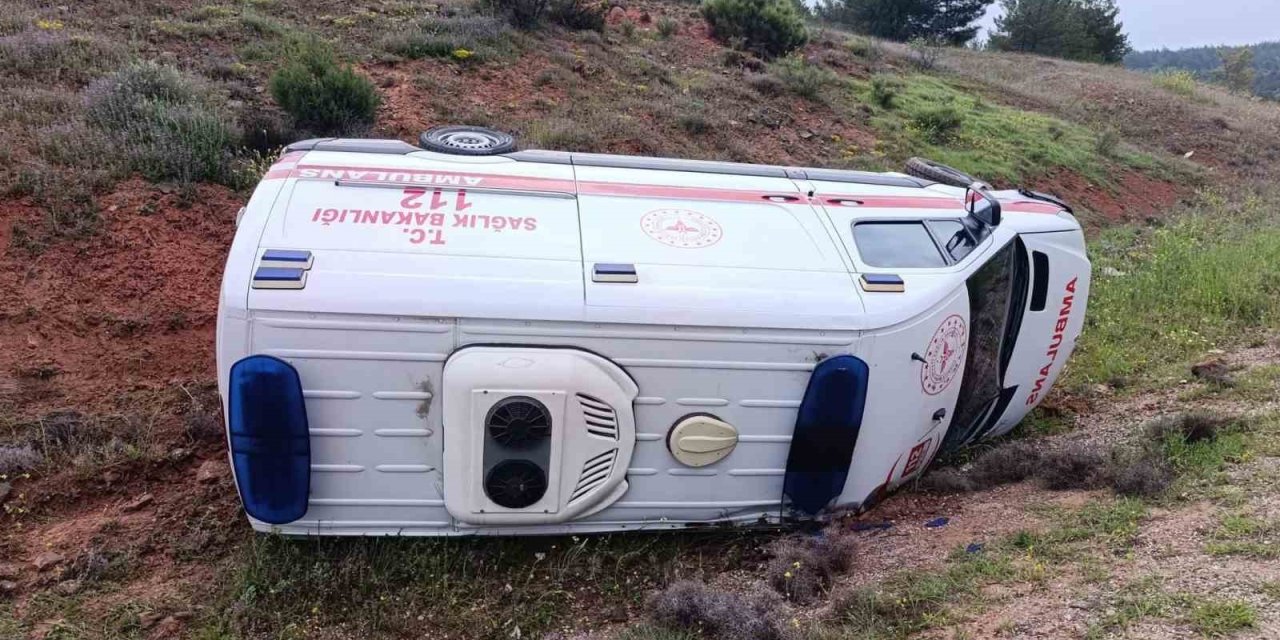 Nallıhan’da Yağmur Kazası: Ambulans Yan Yattı