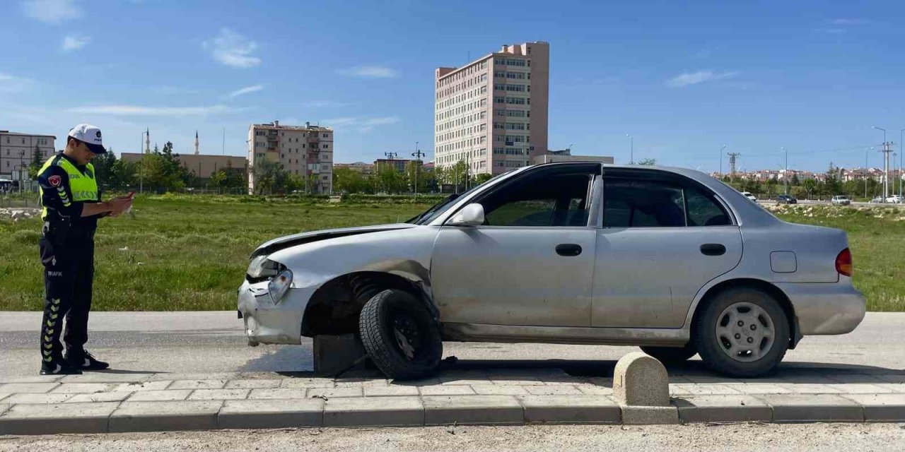 Konya plakalı araç Karaman’da kaza yaptı