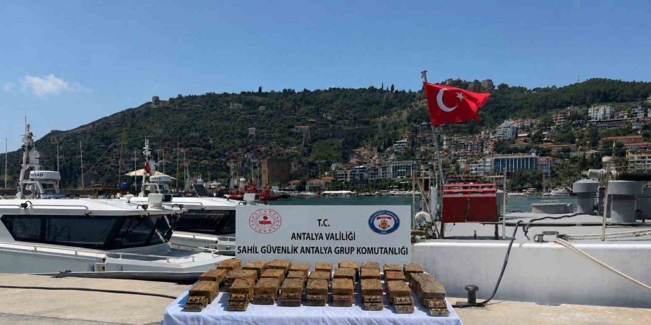 40 milyon TL’lik macun esrar sahile vurdu