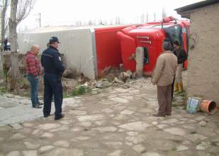 Freni boşalan TIR, eve çarparak durdu!