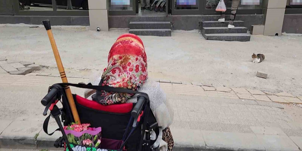 Markete giremeyen yaşlı kadın engelli rampası istedi