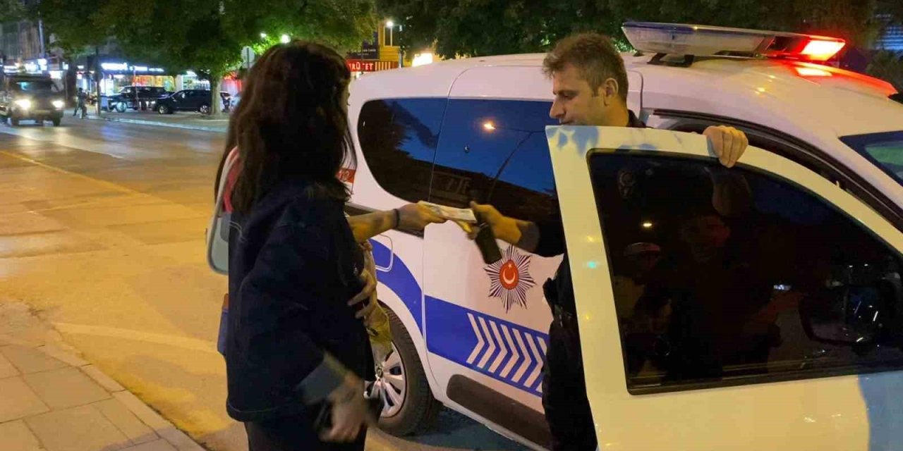 İnsanlık Ölmemiş Dedirten Olay: ATM’de Bulduğu Parayı Polise Teslim Etti!